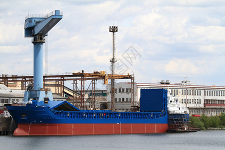 河流港的货船集图片