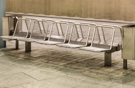地铁站金属座椅图片