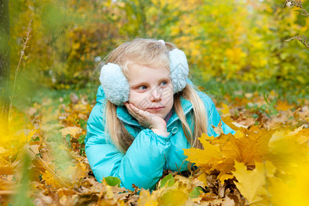 秋天树叶上的女孩图片
