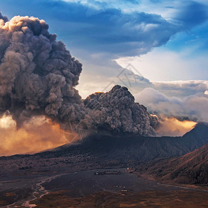 在火山喷发的时间印度尼西亚东爪哇的婆罗摩火山图片