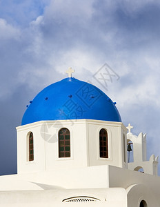 桑托里尼是一个希腊岛以白色和蓝色背景图片