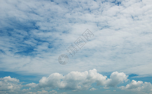 多云蓝天的特写图像图片