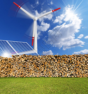 太阳能电池板堆中的木柴和涡轮发电站图片