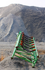 废弃煤矿中的旧采矿机图片