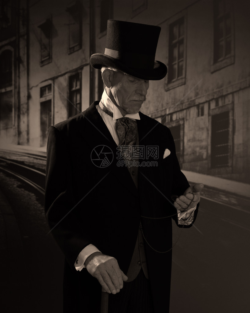 穿黑帽子和大衣的男士1900型在夜市街上穿着狄图片