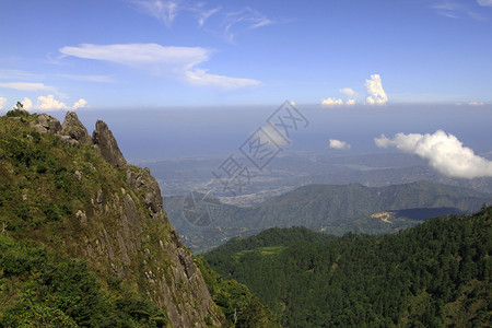 俯瞰湖泊和山谷的山顶景观图片