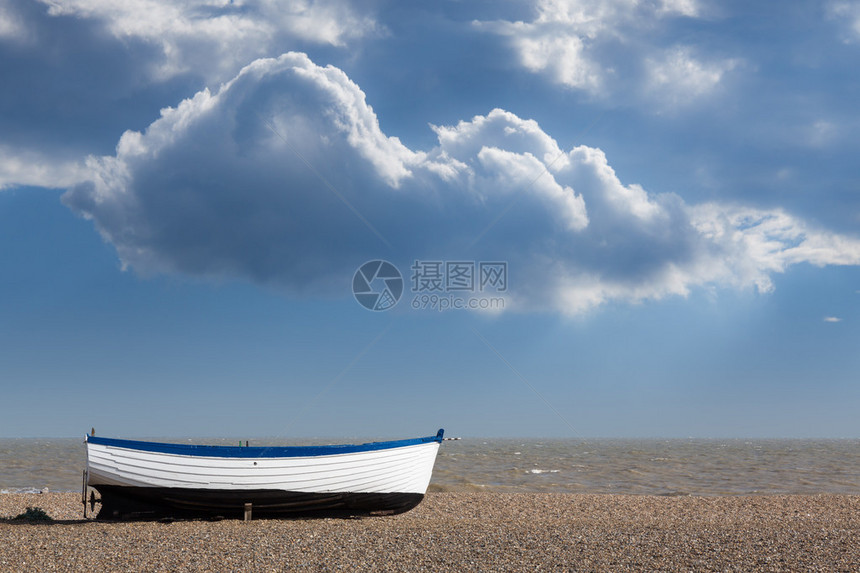 在英格兰东海岸AldeburghSufffolk北海边小石头海滩上的图片