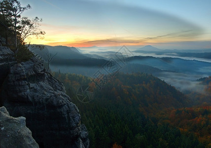 在波希米亚萨克森瑞士美丽的山日出图片