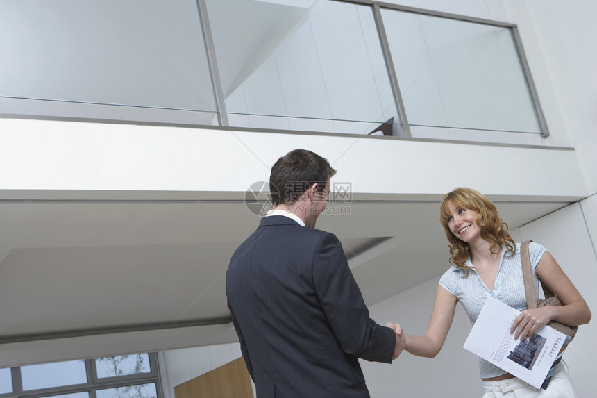 商人和女人握手图片