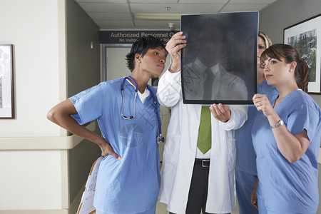医务人员在医院走廊看X光图图片