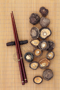 用筷子夹在竹子上的香菇图片