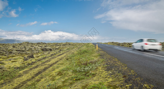 穿越冰岛地貌的公图片