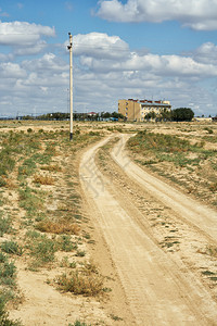 农村的地面道路和输电线杆图片