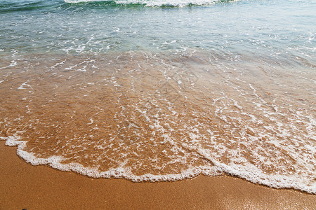 海边的黄沙海浪图片