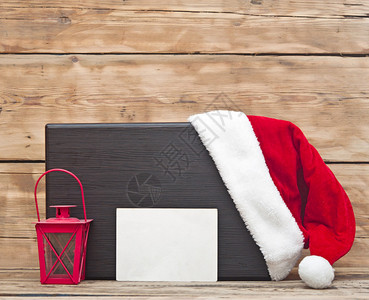 挂在木板上的圣诞老人帽子上面有空图片