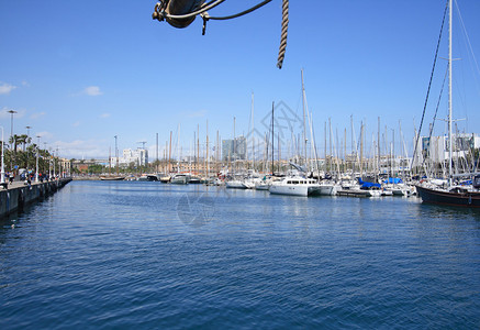 巴塞罗那维尔港的游艇图片