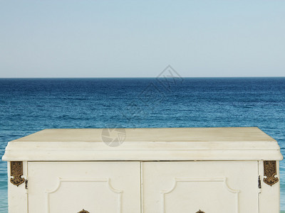 蓝色的大海和天空与木制复古桌背景图片