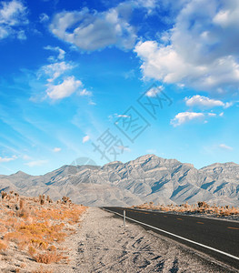 长的沙漠道路图片