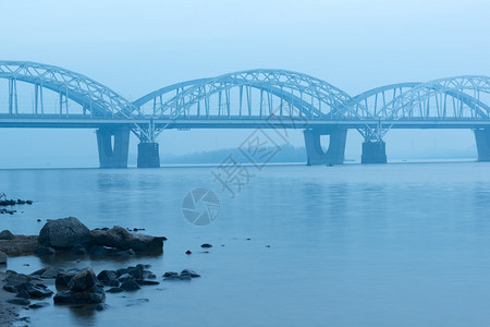 横跨第聂伯河的基辅汽车和铁路桥图片