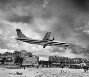 乘客飞机在海滩附近降落前图片