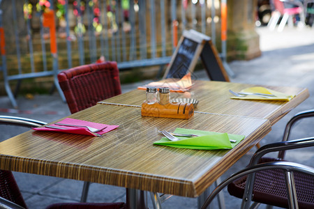 法国空荡的户外餐厅图片