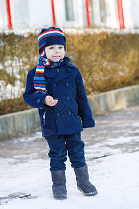 可爱的小孩男肖像在美丽的冬图片