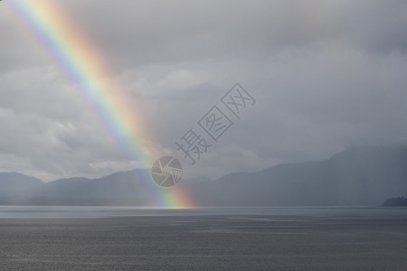 阿拉斯加海上的彩虹图片