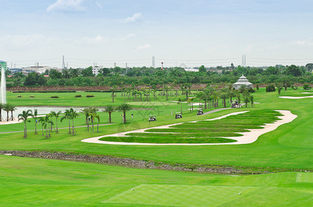 高尔夫球场与高尔夫球车的风景图片图片