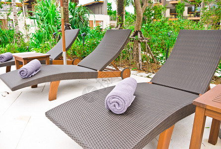 泰国普吉岛的沙滩椅图片