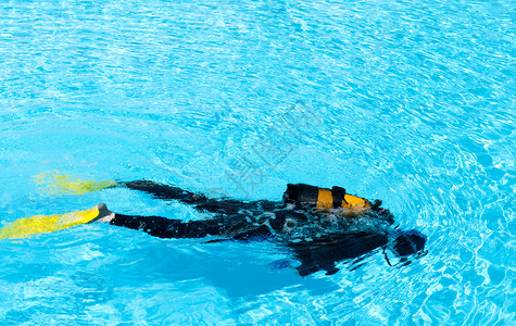两名潜水员在泳池中接受培训图片