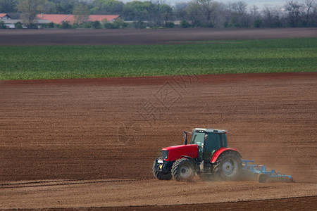 耕作农业领域的拖拉机图片