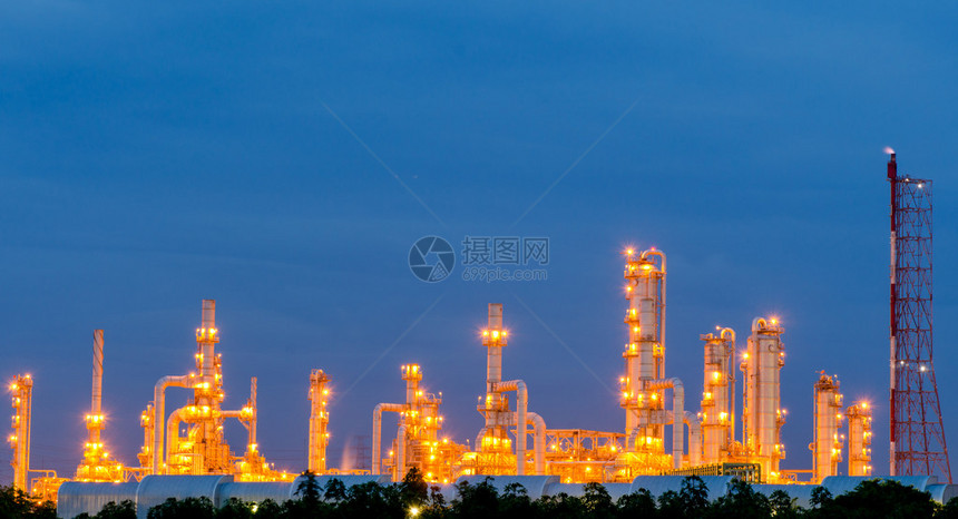 石油化工炼油厂的风采在夜图片