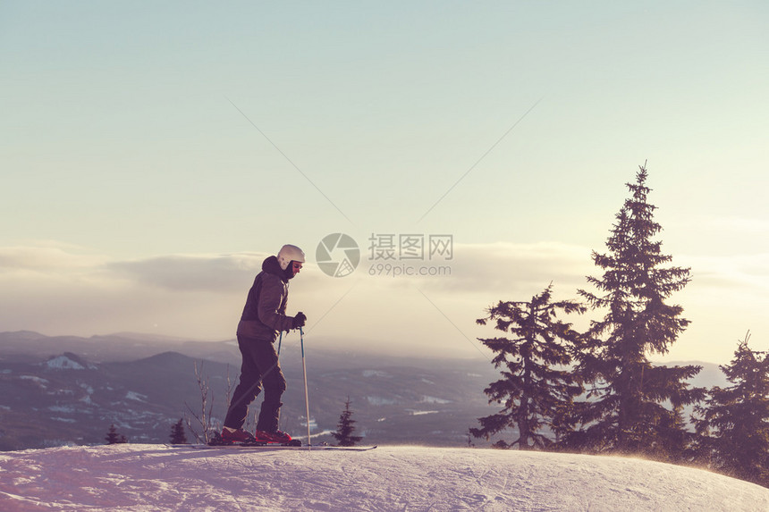 男滑雪男子图片