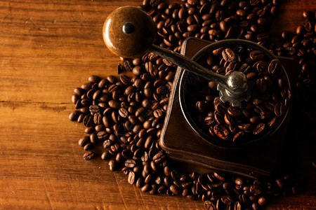 咖啡豆背景模糊的古董咖啡研磨图片