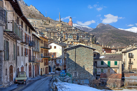 在古老的石屋和山脉之间的狭窄街道在Tende法国意大利边境的图片