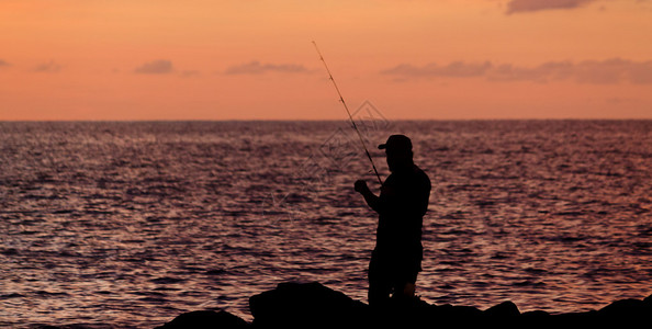 一个人钓鱼的剪影图片