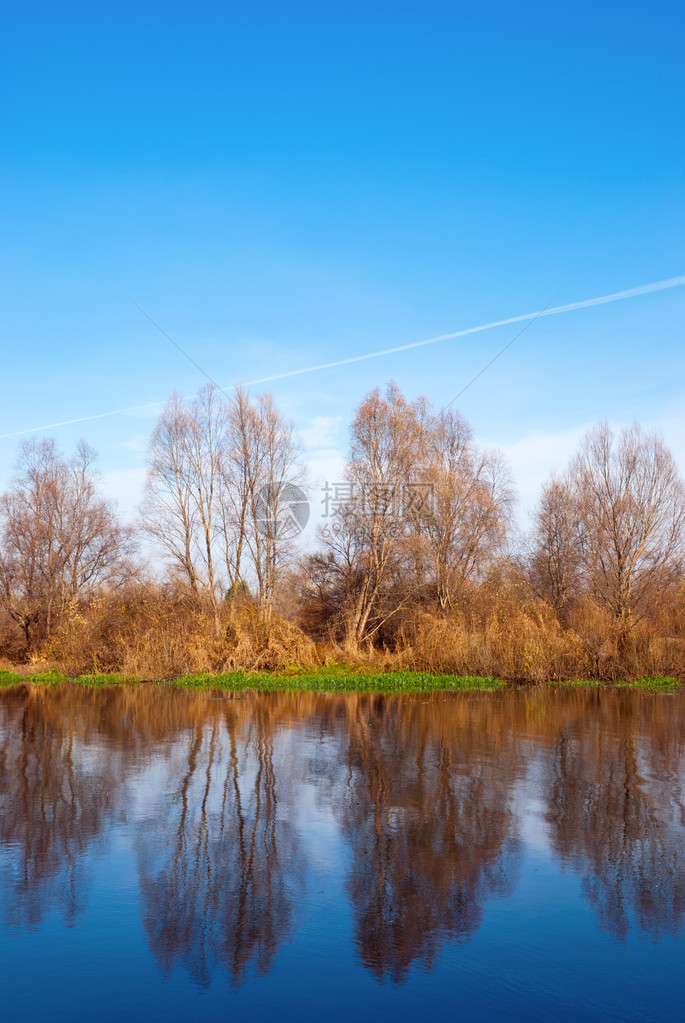 乌克兰秋季河流景观图片