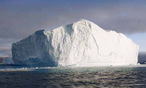 南极半岛的质冰和山在南极冰川之间的深层纯净水域旅行图片