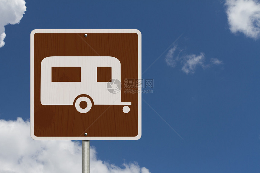 一个有天空背景的美国道路标志象征着一个露营图片