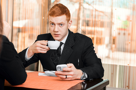 喝咖啡的商人图片