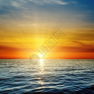深蓝色大海上的橙色日落图片