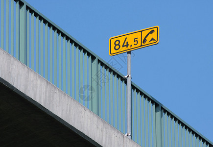 路桥和黄色标志图片