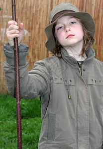 在乡下拿着棍子的女孩背景图片