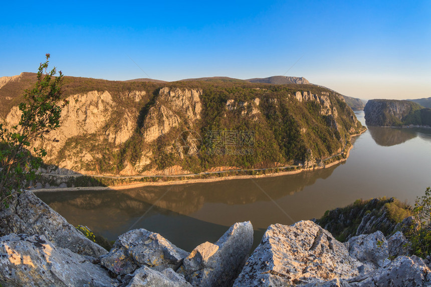 多瑙河峡谷的景观从罗马尼亚一侧看到Cazanel图片
