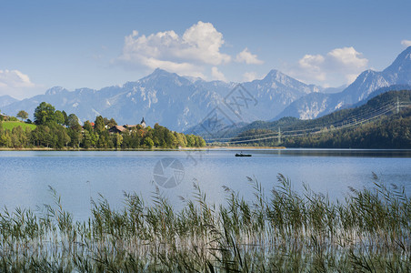 巴伐利亚人风景布满湖泊和渔船泰罗莱雅山图片