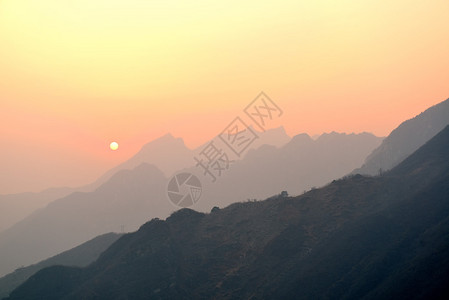 北京穆田玉山背景图片