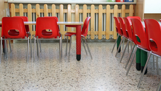 红椅和幼儿园桌的室内家具图片