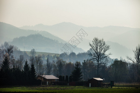 波兰喀尔巴阡山脉小镇全景图片