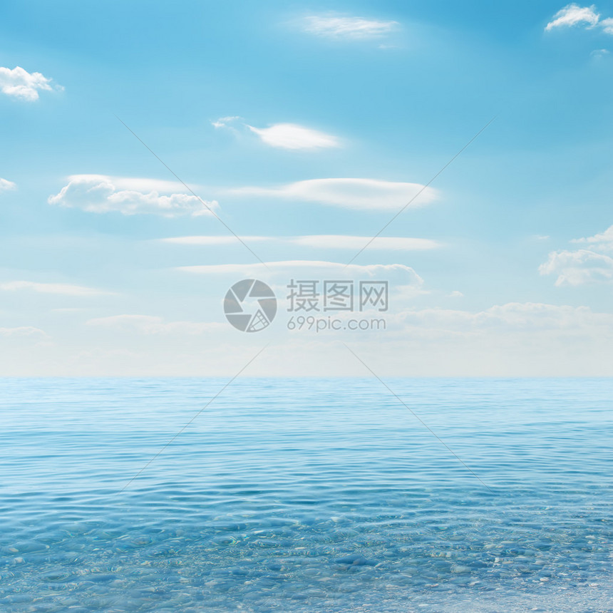 蔚蓝的大海上空的轻云图片