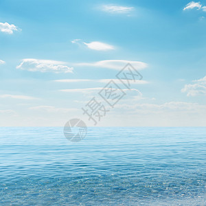 蔚蓝的大海上空的轻云图片